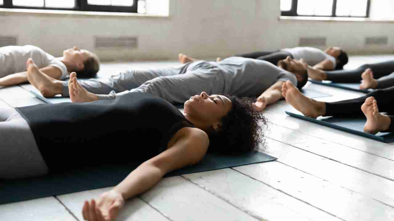 Leia mais sobre o artigo Yoga Restaurativa: Promovendo o Equilíbrio e Bem-Estar